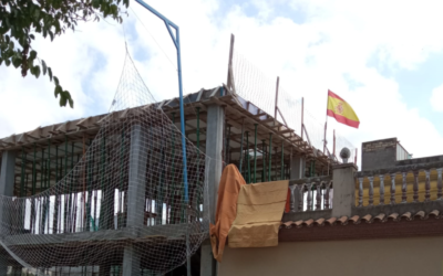 ¿Por qué se pone una bandera en las obras?